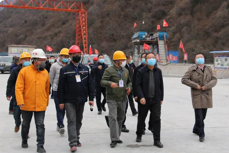 四川省副省長、黨組成員楊洪波在九綿高速LJ9項(xiàng)目調(diào)研疫情防控和復(fù)工復(fù)產(chǎn)情況