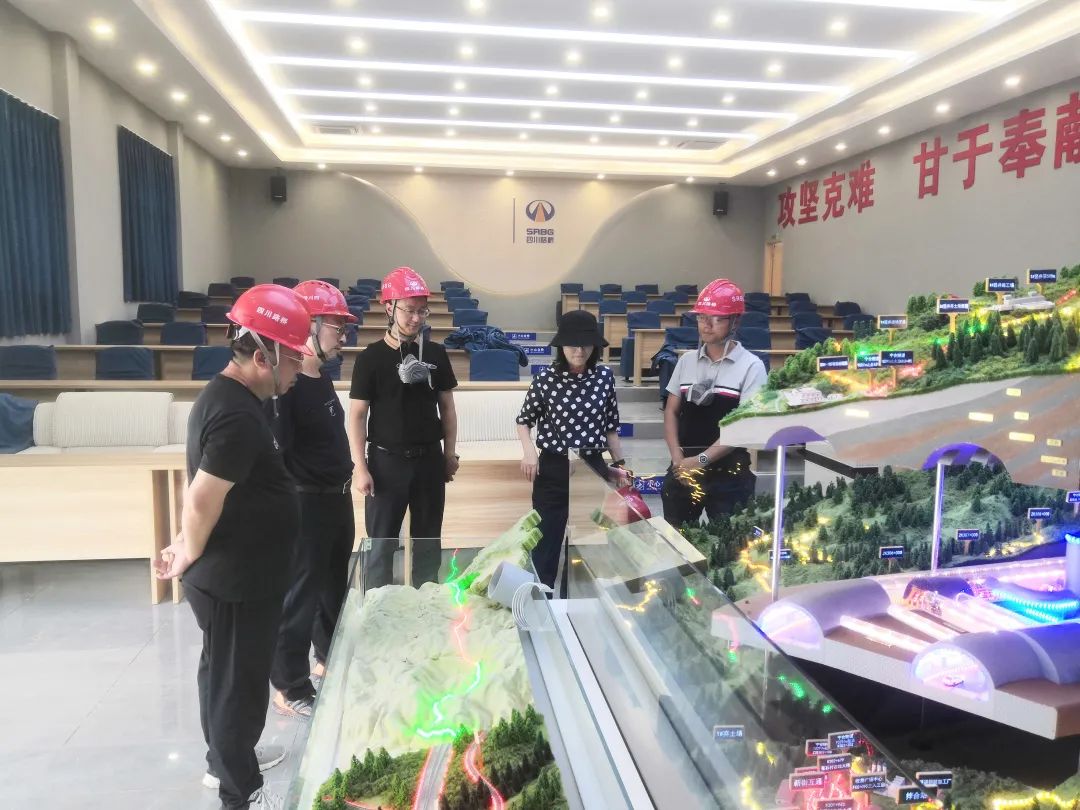 四川路橋副總工程師鄧運(yùn)祥到寧攀高速ZCB1-6、ZCB1-7/8項(xiàng)目檢查指導(dǎo)工作