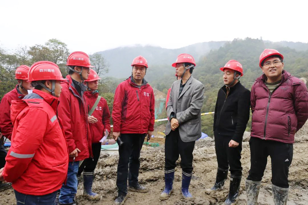 四川路橋副總工程師陳先國(guó)到樂西高速S1-6項(xiàng)目檢查指導(dǎo)工作