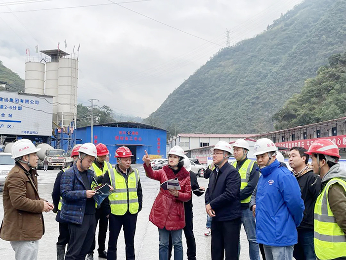 四川省交通宣傳中心主任、中國(guó)交通報(bào)駐四川記者站站長(zhǎng)吳丹到大峽谷隧道調(diào)研