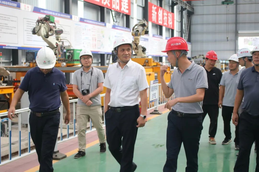 四川路橋黨委委員、紀委書記朱年紅到宜金高速XJ8標檢查指導工作