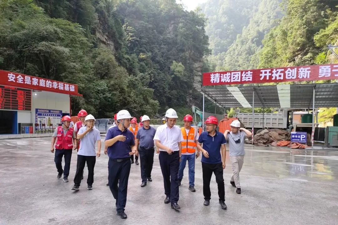 四川路橋黨委委員、紀委書記朱年紅赴宜金高速公路XJ6項目檢查指導工作