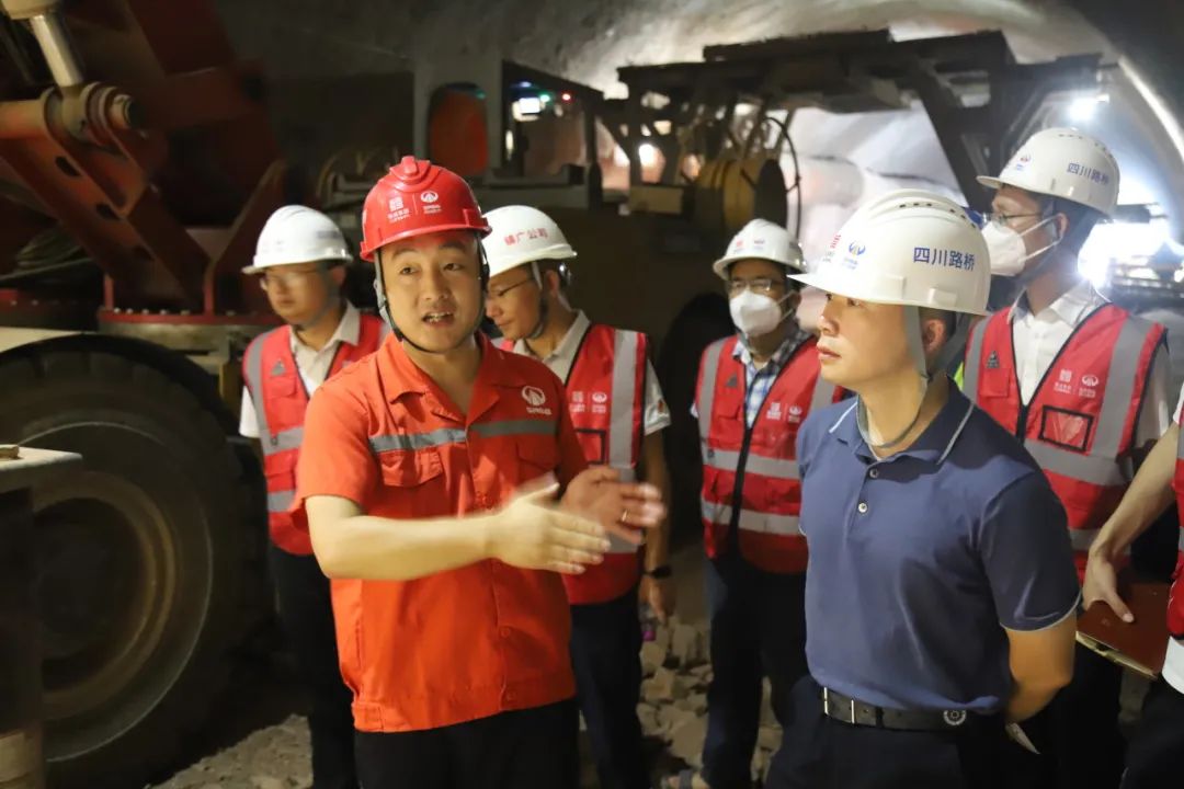 蜀道集團建設(shè)管理部副部長武洲到鎮(zhèn)廣高速B4、B5項目檢查指導(dǎo)工作