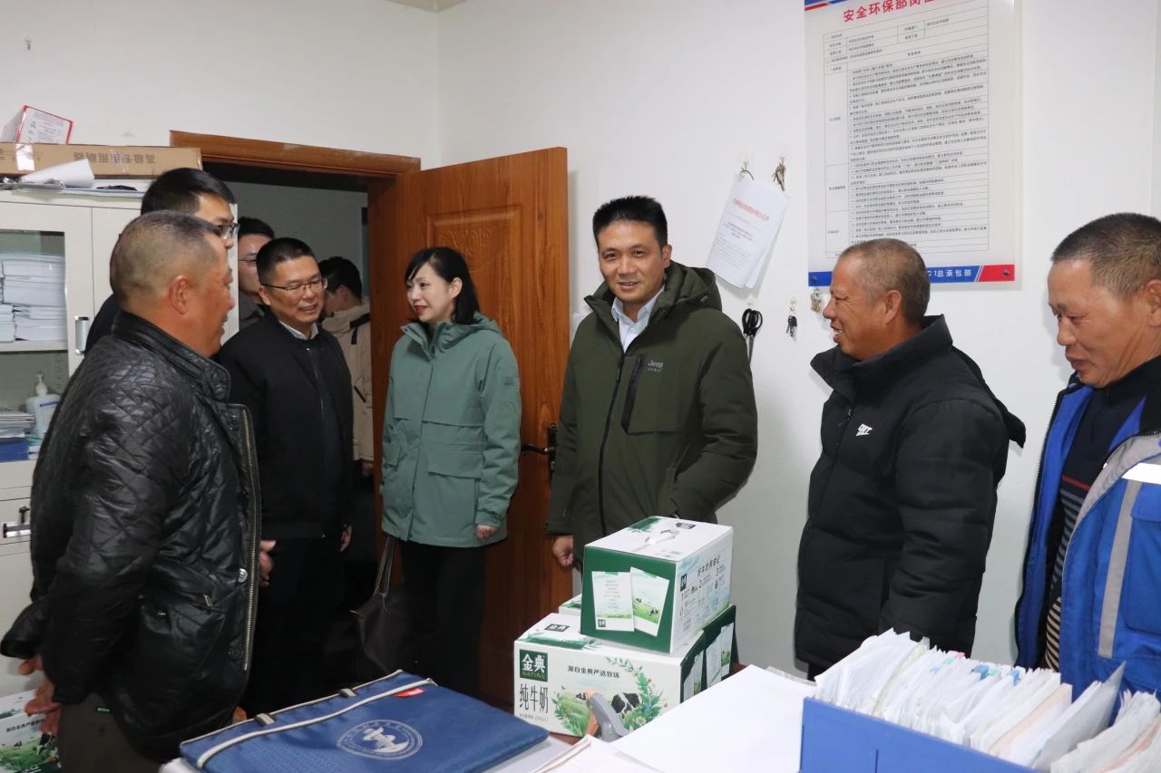 四川路橋黨委委員、董事、工會(huì)主席朱年紅赴川交公司項(xiàng)目一線開展“冬送溫暖”慰問活動(dòng)