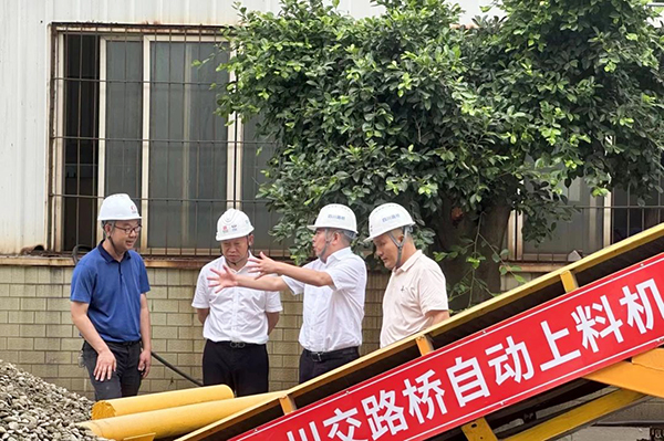 川交公司黨委書記、董事長杜江林到S11線拌合站自動上料系統(tǒng)疲勞實驗現(xiàn)場指導(dǎo)工作